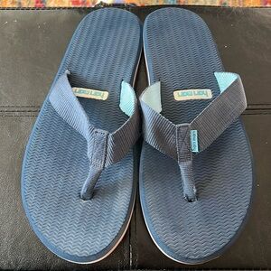 Hari Mari navy flip flops size 13